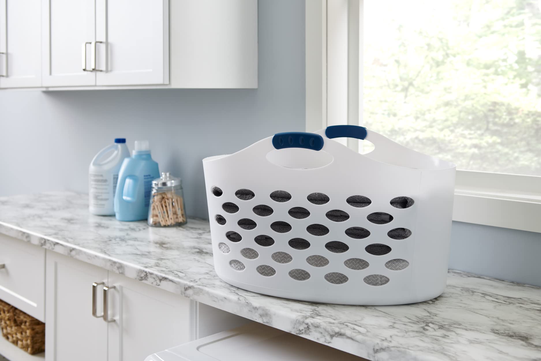 Rubbermaid portable laundry basket supports one-handed carrying