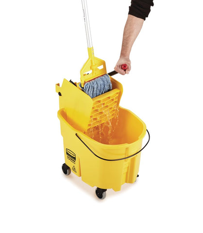 Rubbermaid WaveBrake wringer securely connects to bucket for stable operation.