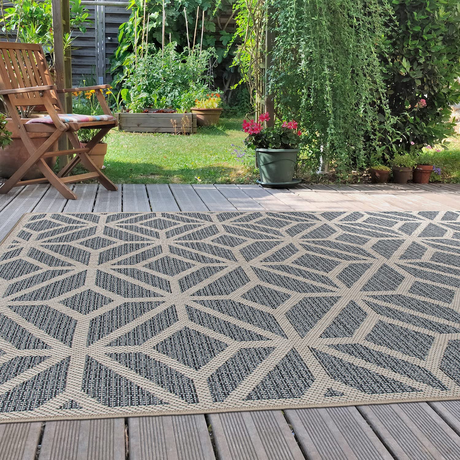 Rugshop Blue Edge reinforcement ensures lasting edges and reduced fraying.