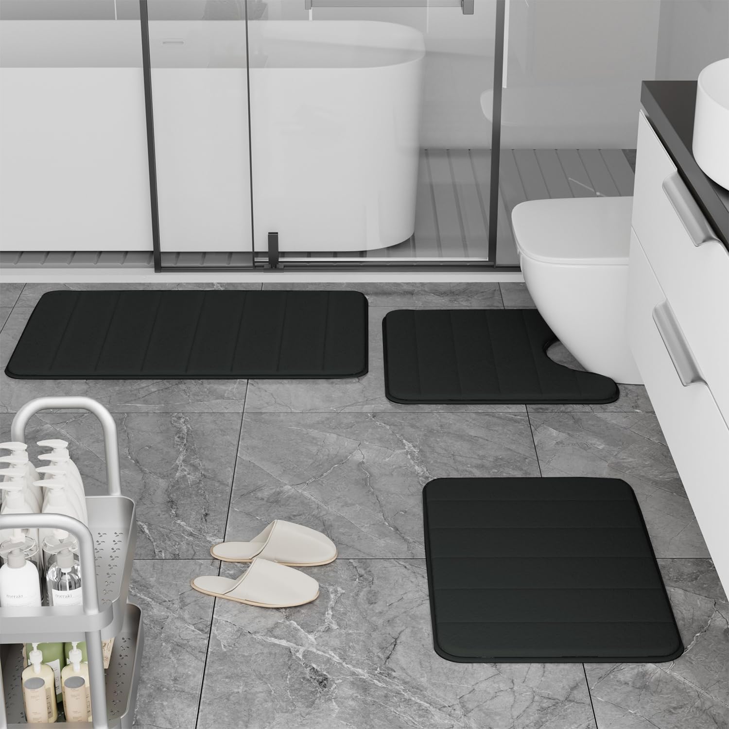 RUN HELIX plush surface absorbs moisture after shower for dry feet