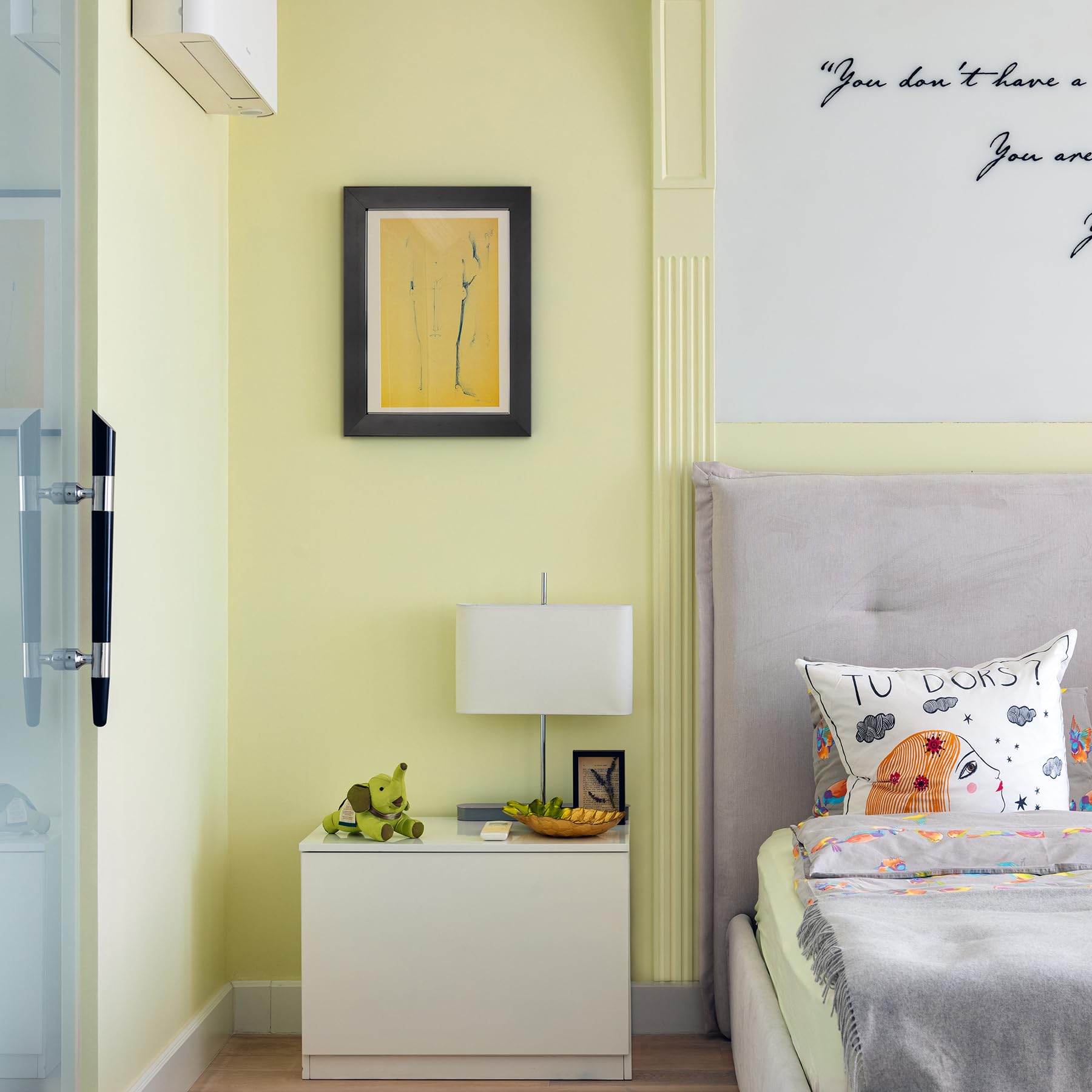 Ruomeng 12x16 mirror includes hanging hardware for quick installation