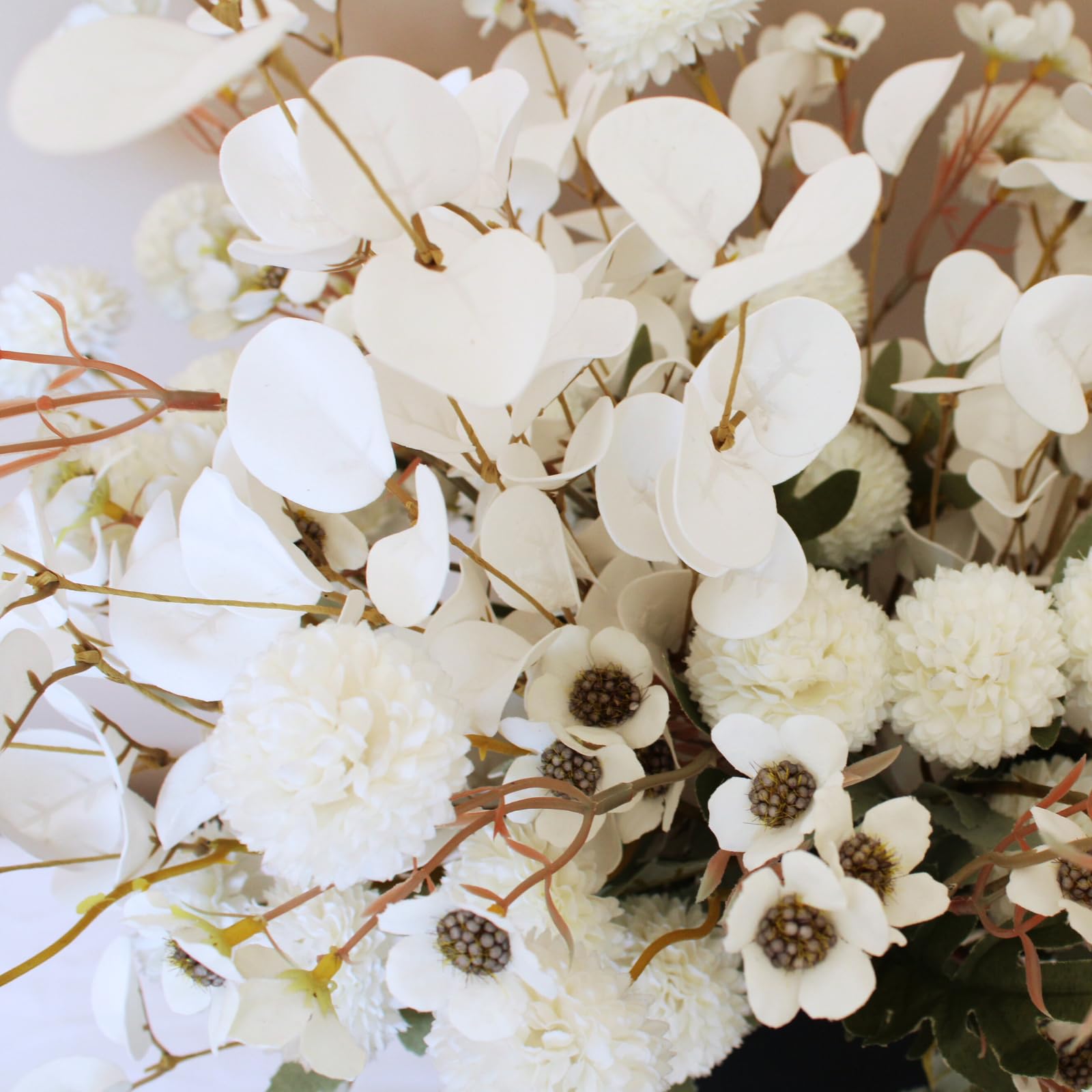 RyddeligHome white floral centerpiece for dining table.