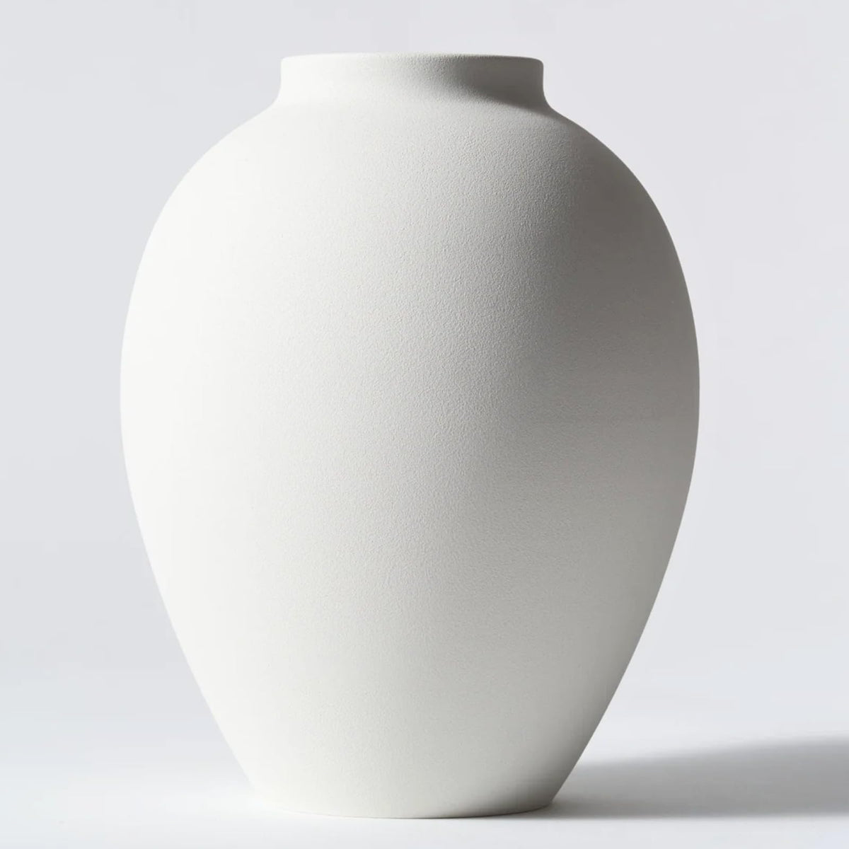 RyddeligHome white vase round-oval-9inch, durable iron construction for busy households.