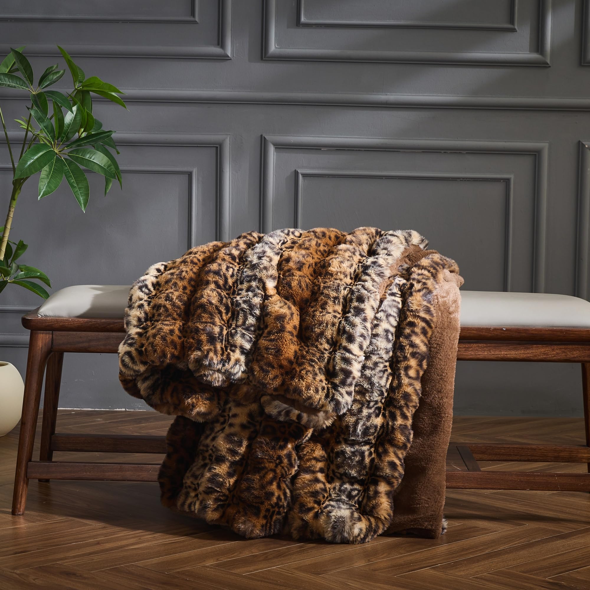 RYNGHIPY bubble fur detail with neat stitching minimizes shedding.
