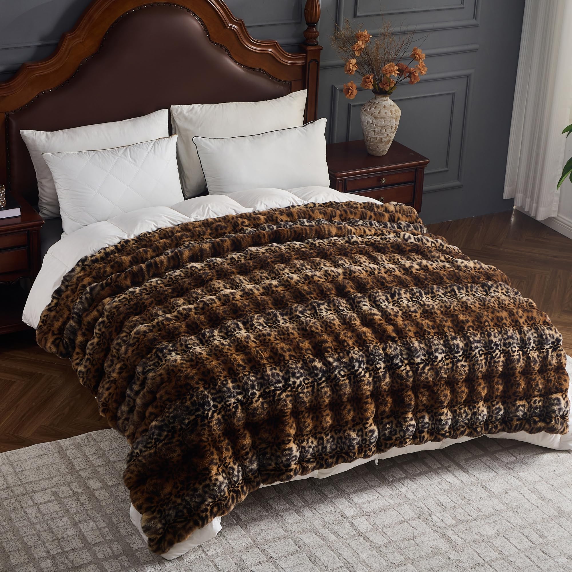 RYNGHIPY wrapped blanket creates a cozy reading corner.