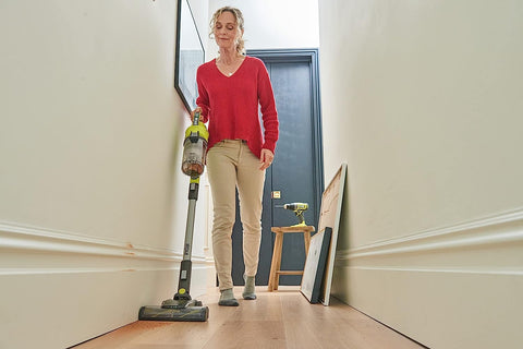 RYOBI RSV18-0 showing 30 air watts suction and 820 l/min airflow on a floor.