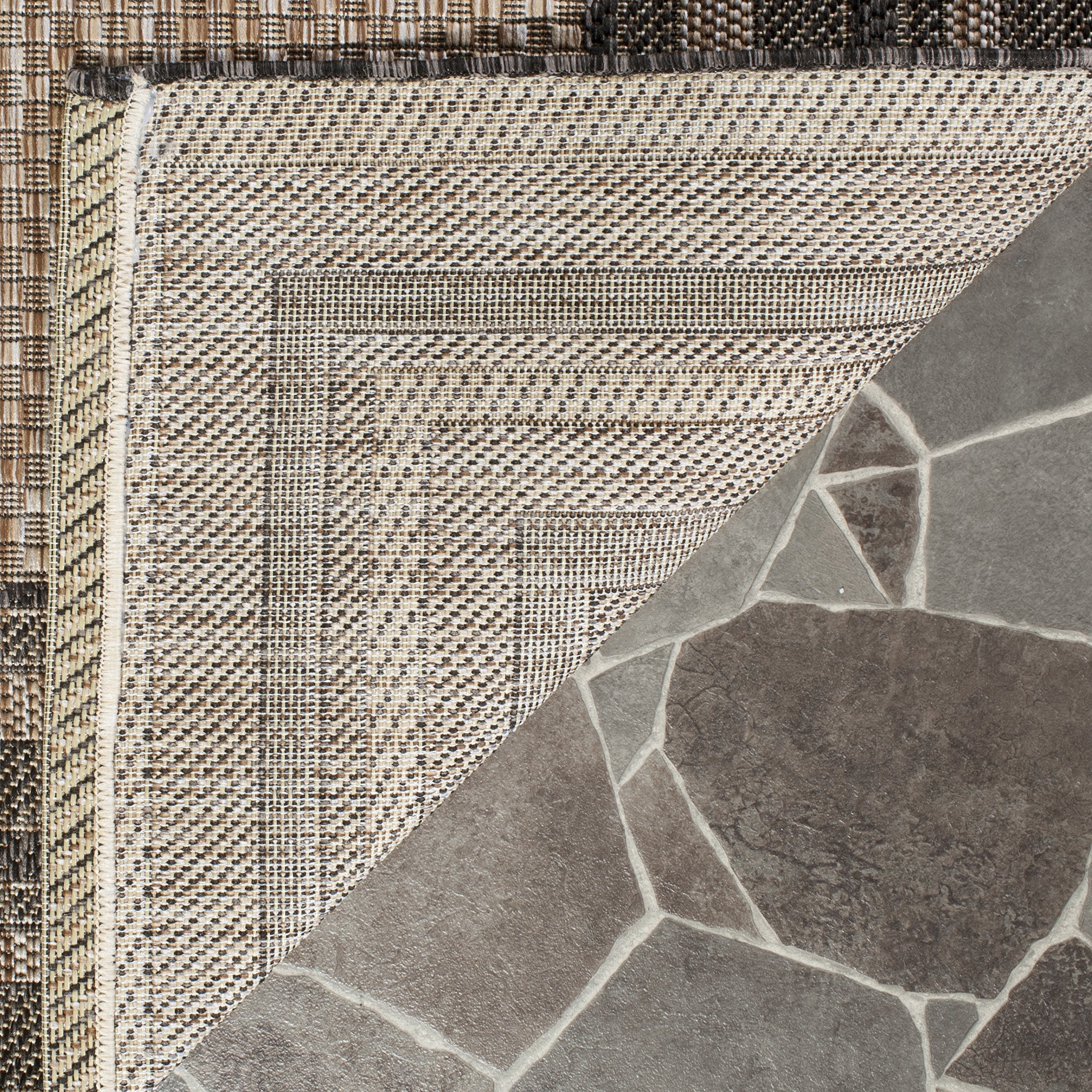 SAFAVIEH Courtyard bold natural-black pattern enhances decks and entryways.
