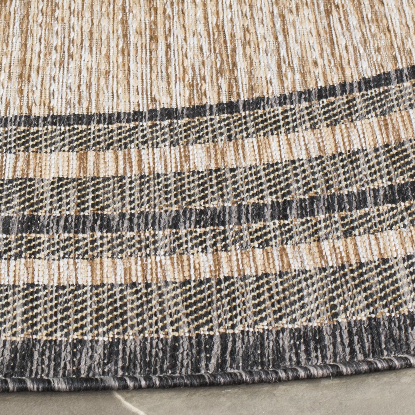 SAFAVIEH Courtyard round natural black rug suitable for deck spaces and high-traffic areas