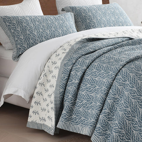 SahSahCasa quilt set queen in white and grayish-blue for versatile all-season bedding