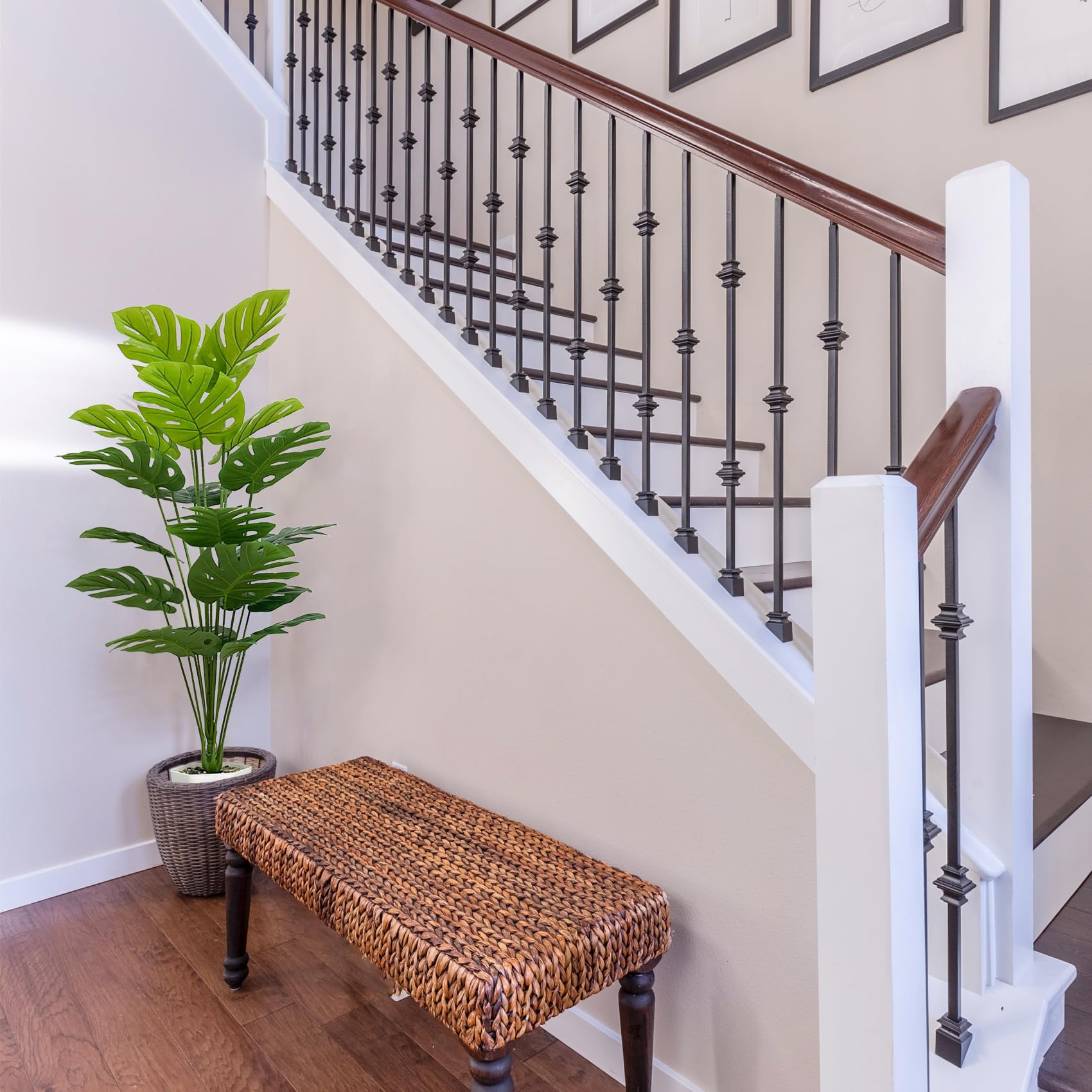 SAJANDAS green stems and adjustable branches offer flexible styling options.