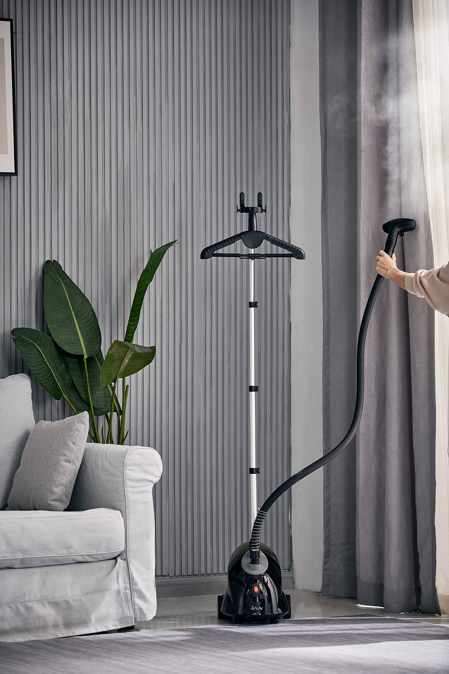 SALAV GS18-DJ 1500W power delivers rapid steam to smooth wrinkles.