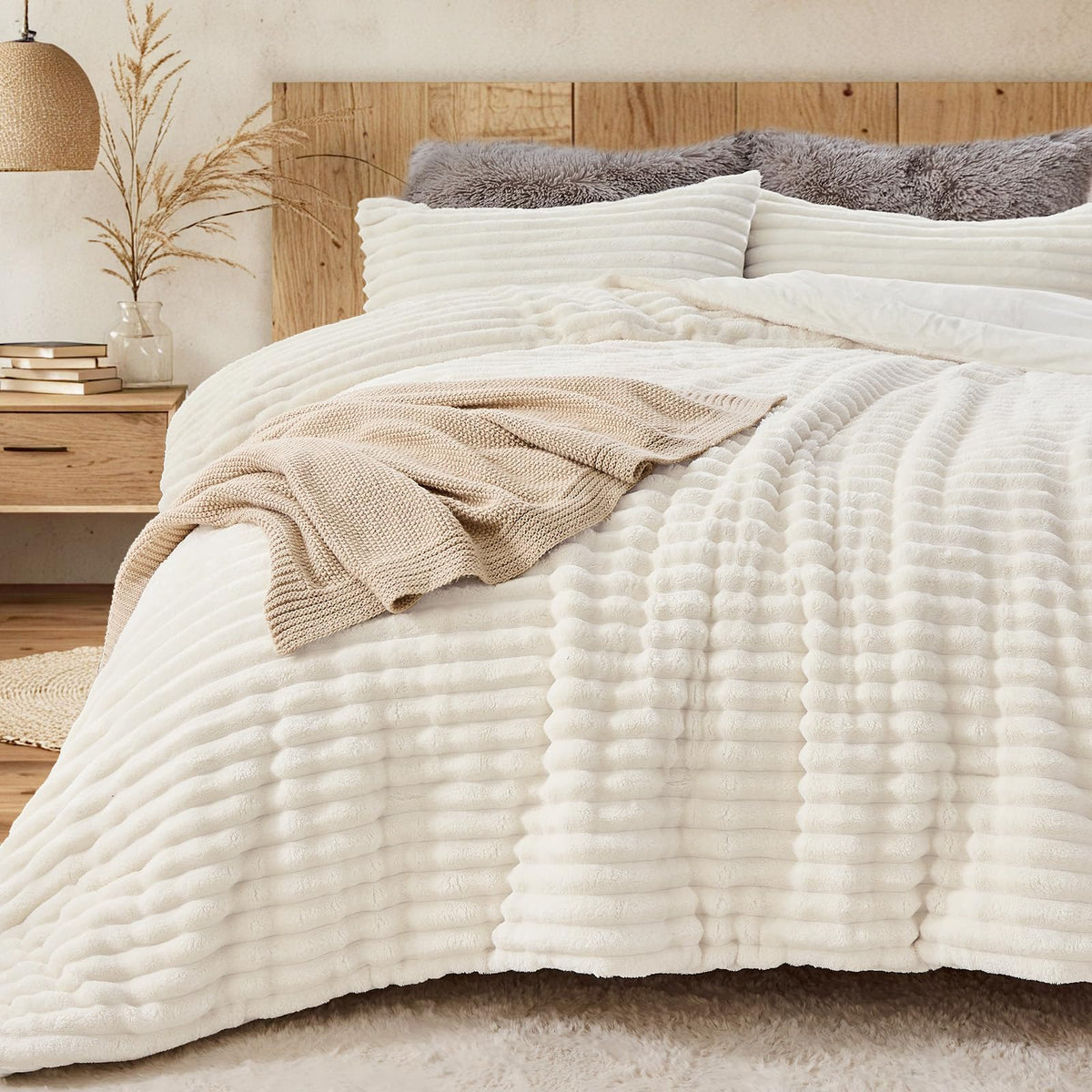 Sasttie King Comforter Set overall view shows plush fleece for a luxurious bedroom look.