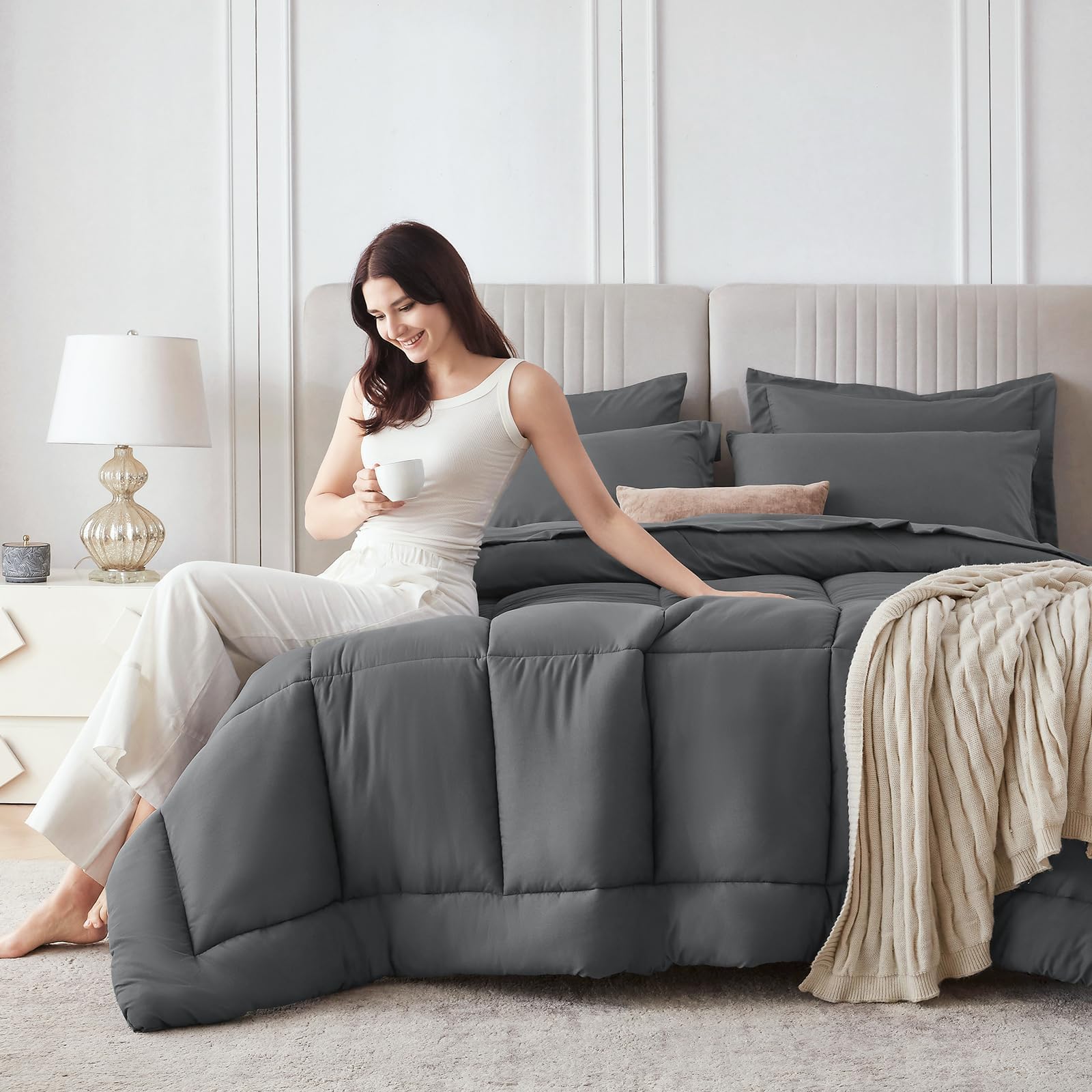 Sasttie Queen Comforter Set packaging vacuum demonstrates easy storage