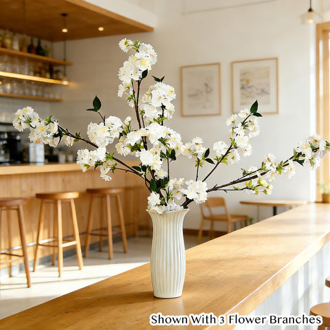 Senjie living room display adds year-round floral charm.