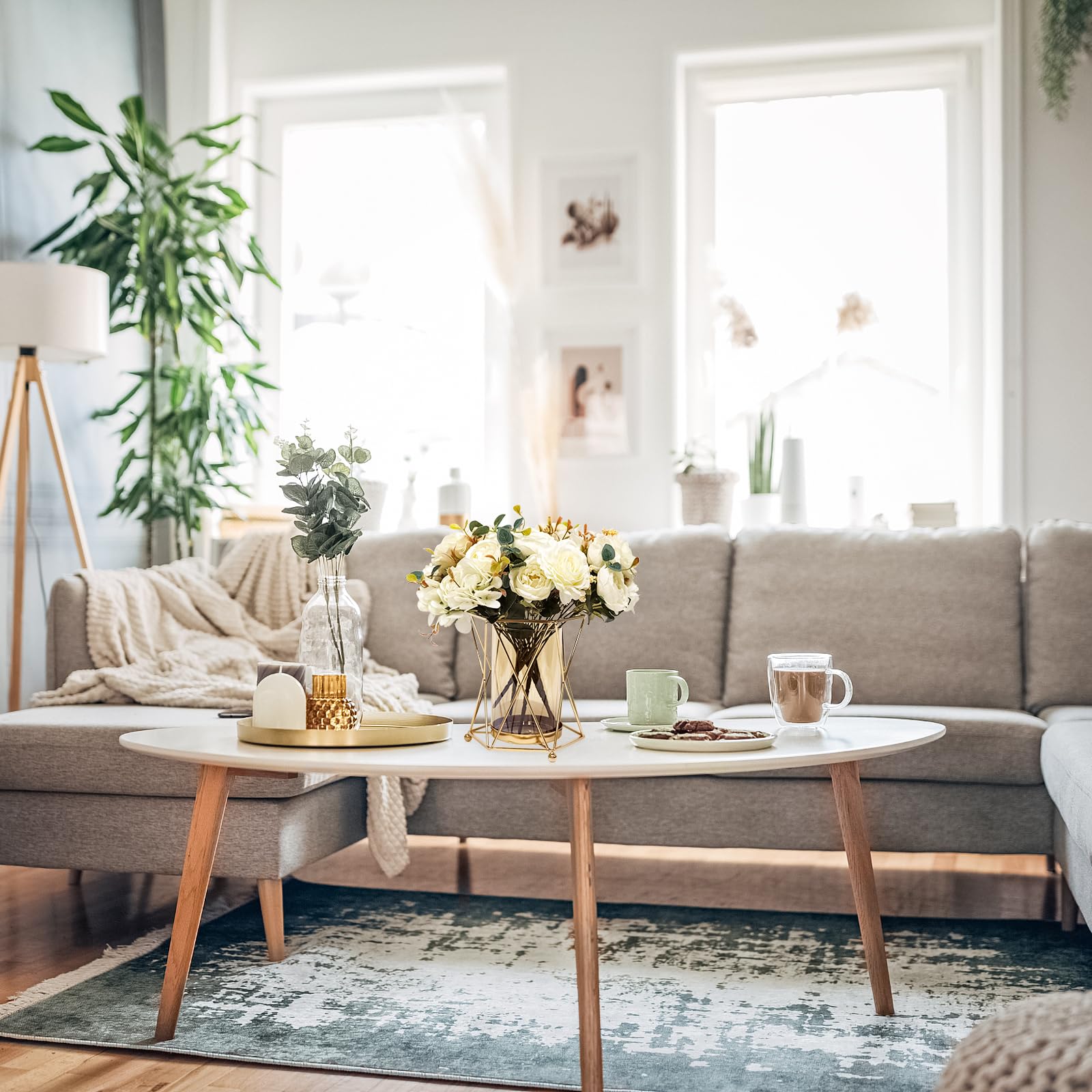 Septdecor durable silk petals provide a long-lasting display in farmhouse interiors.