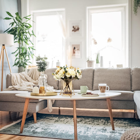 Septdecor durable silk petals provide a long-lasting display in farmhouse interiors.