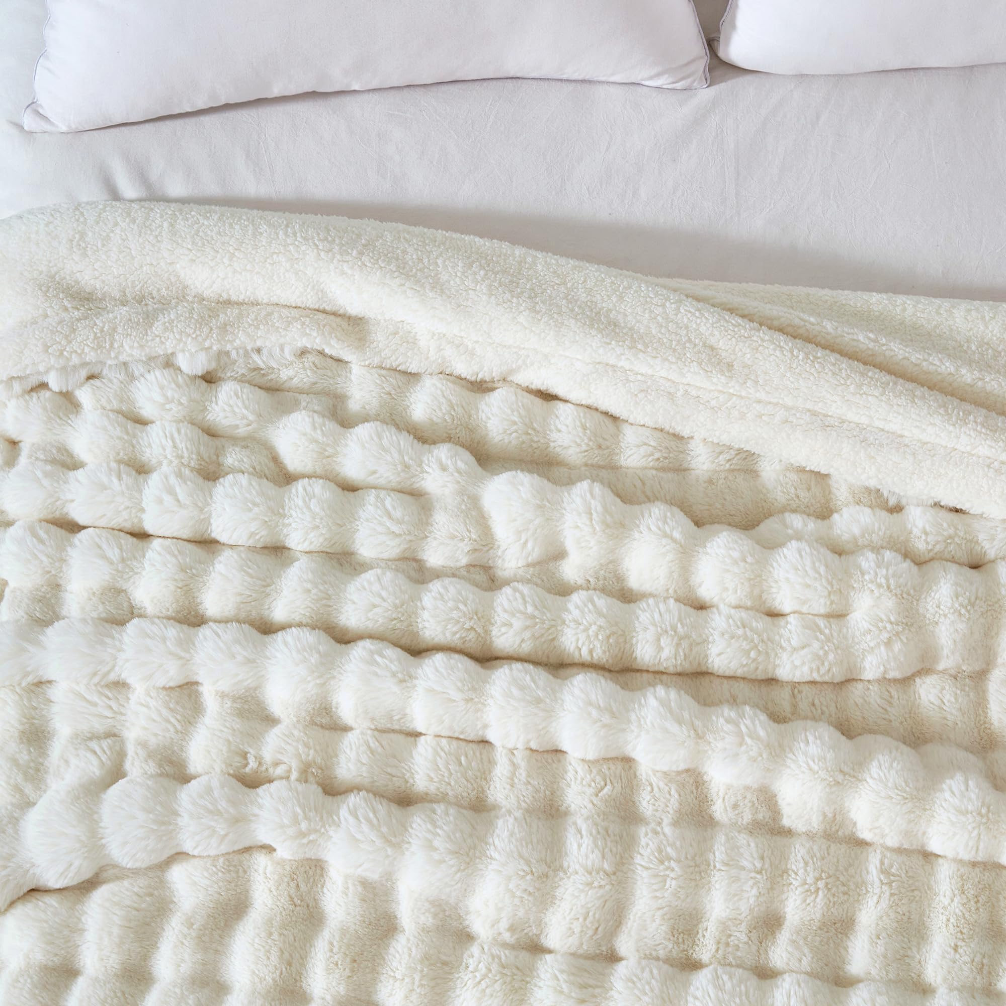Serenhom 50x60 inch throw on a sofa captures everyday use.