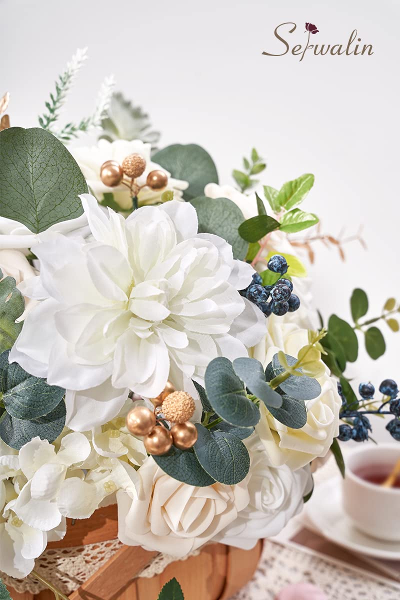 Serwalin wedding cake accents add subtle elegance to desserts.