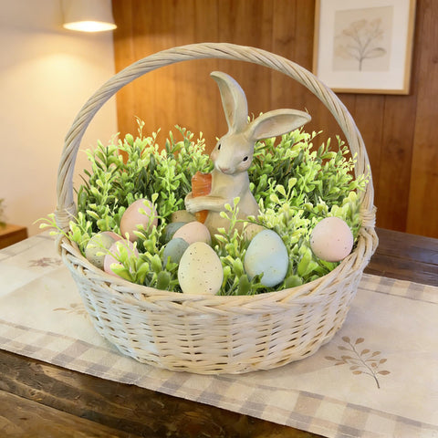 SEVENLOVE wreath on window for airy interior decor.