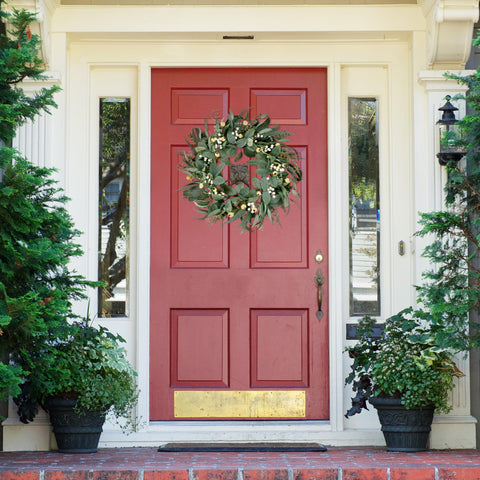 Sggvecsy wreath designed for indoor/outdoor use under covered areas.