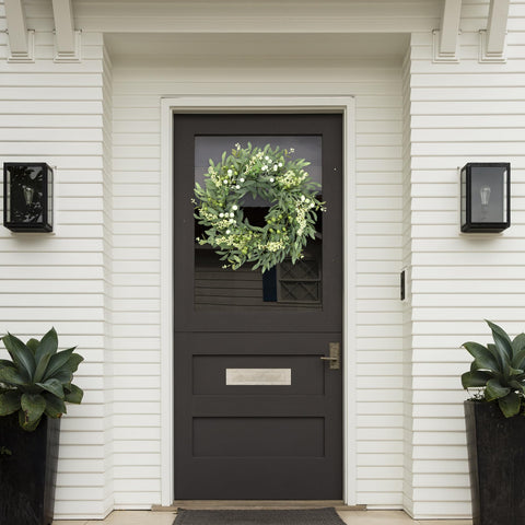 Sggvecsy wreath showing white berries and green foliage