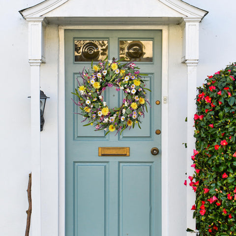 Sggvecsy daisy and lavender wreath enhances wedding or festival decor.