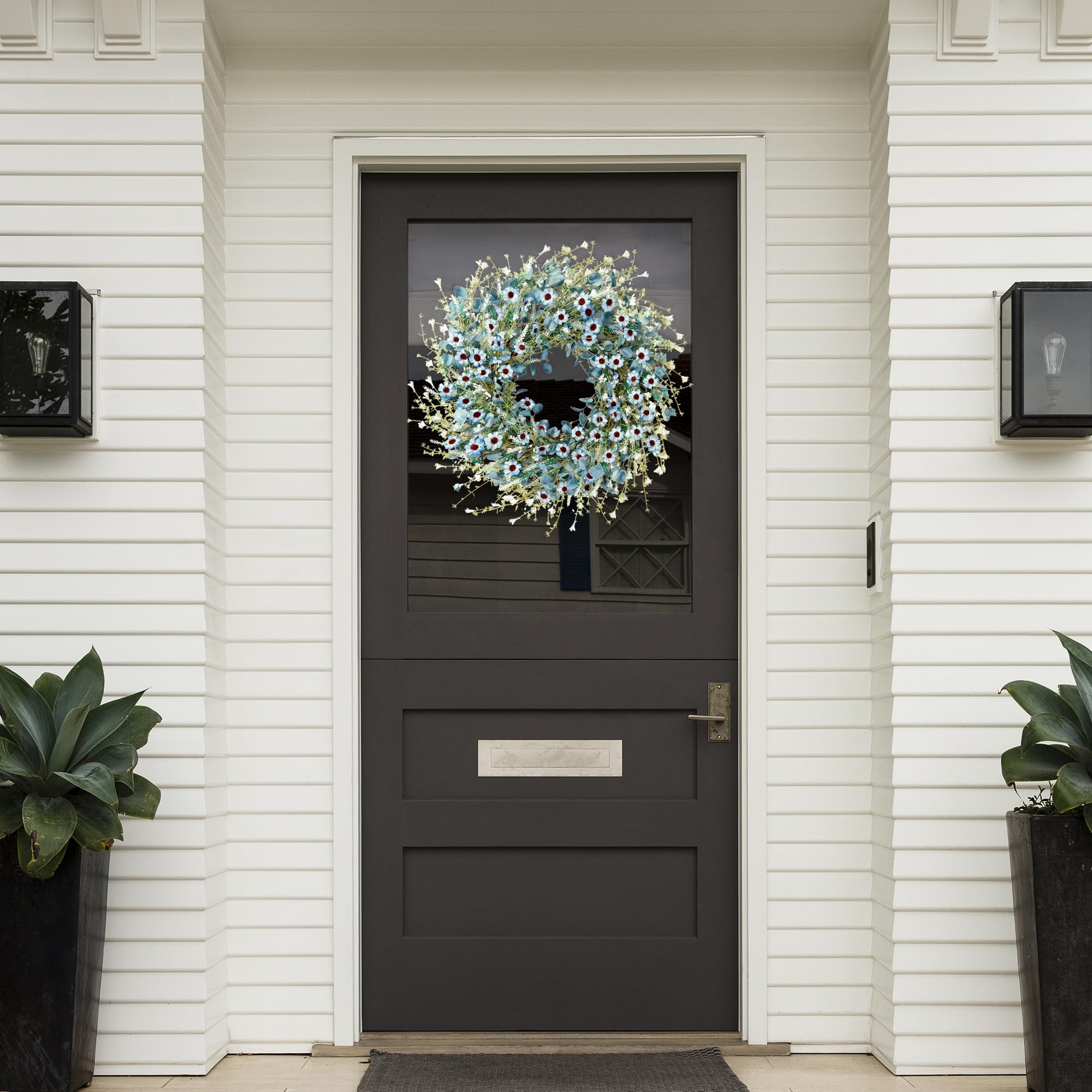 Sggvecsy lavender accents add color to the wreath