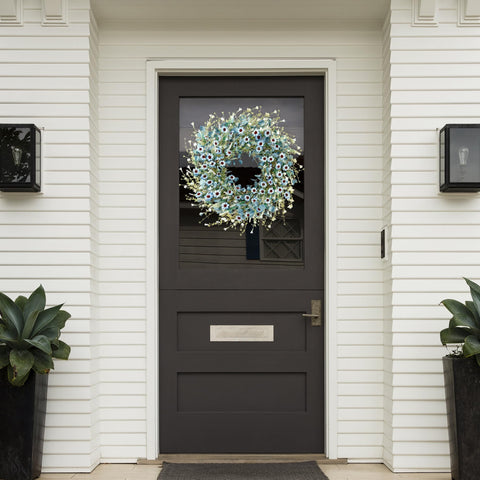 Sggvecsy lavender accents add color to the wreath