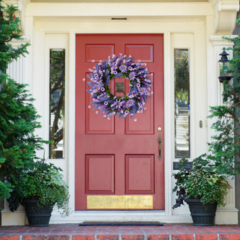 Sggvecsy floral wreath complements living room centerpieces.