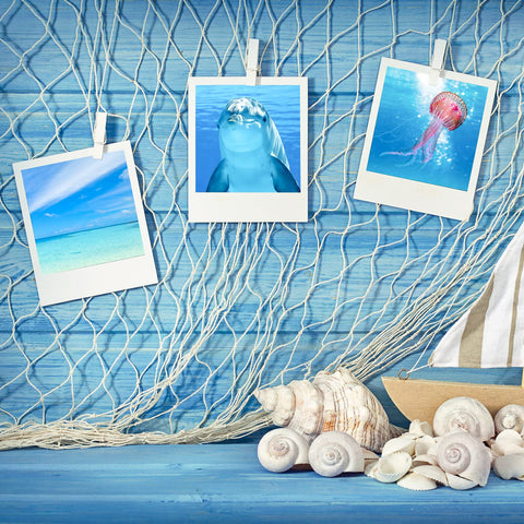 Shappy beige fish net table runner adds beach party charm.