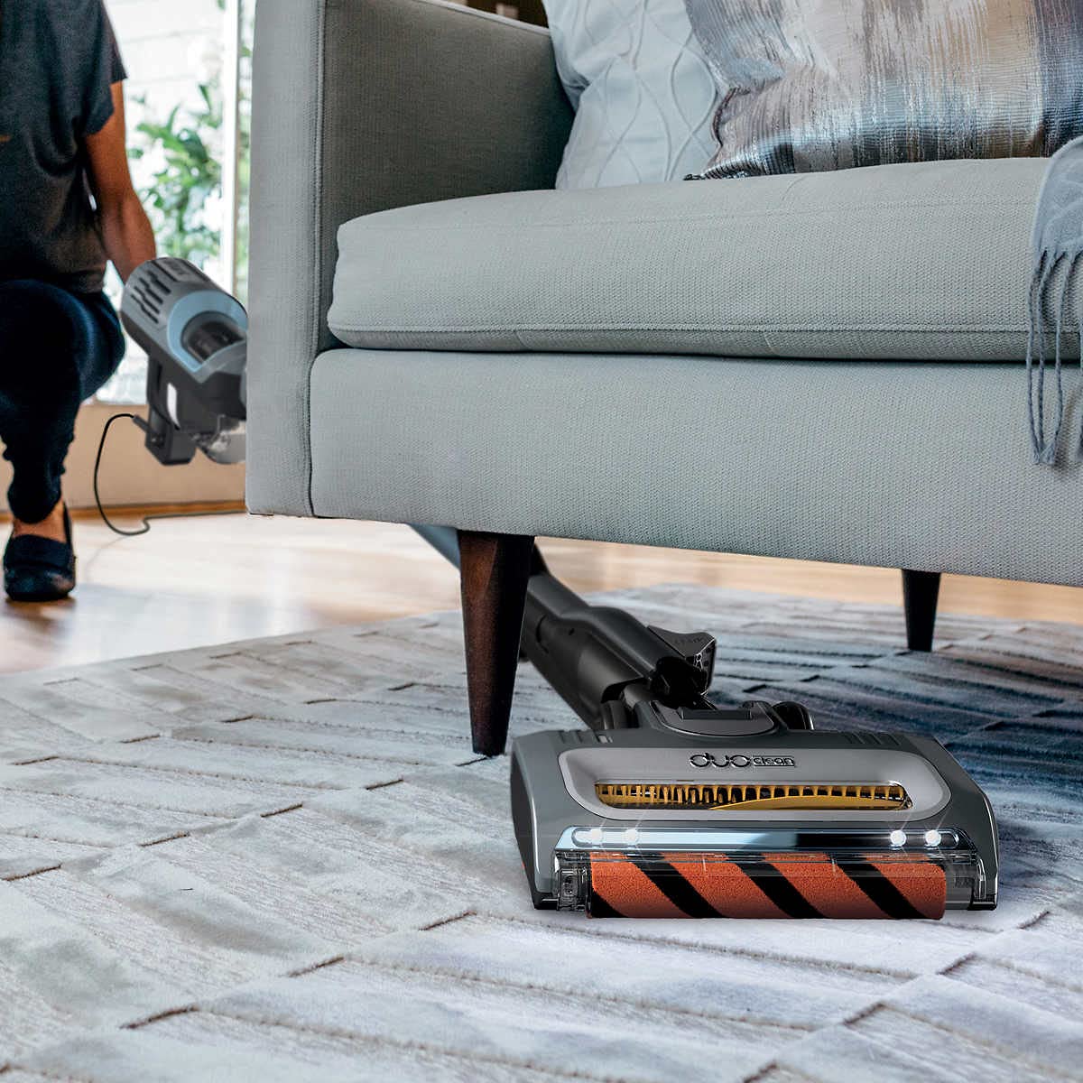 Shark UV580 swivel steering helps maneuver tight spaces easily