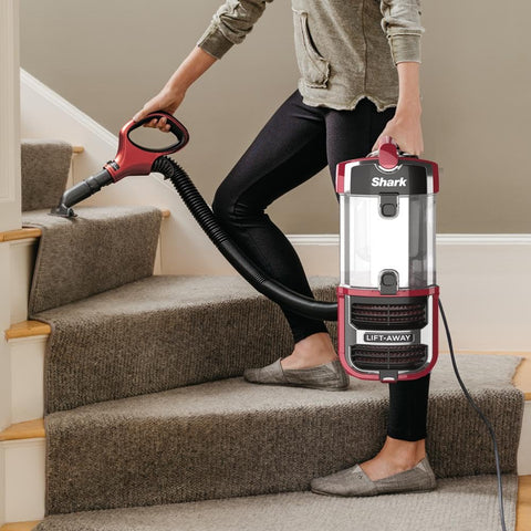 Shark ZU561 swivel steering enables easy maneuvering around tight corners.