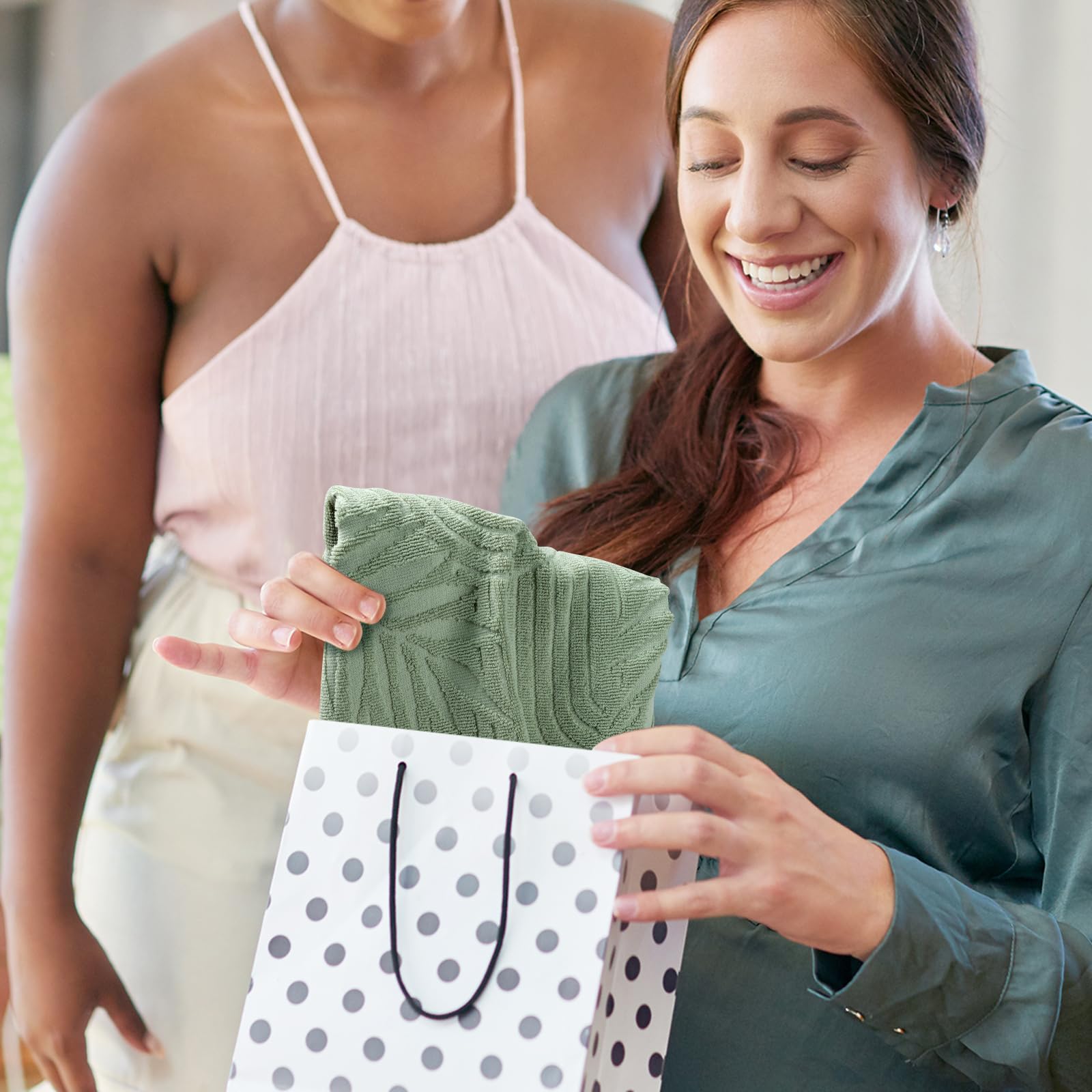 Shemilly 100% cotton towel plush and absorbent for everyday use