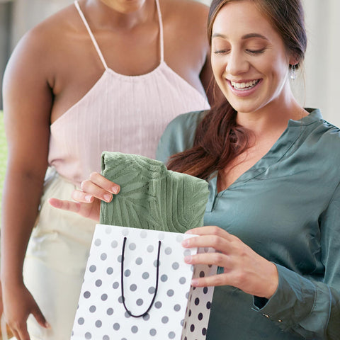 Shemilly 100% cotton towel plush and absorbent for everyday use