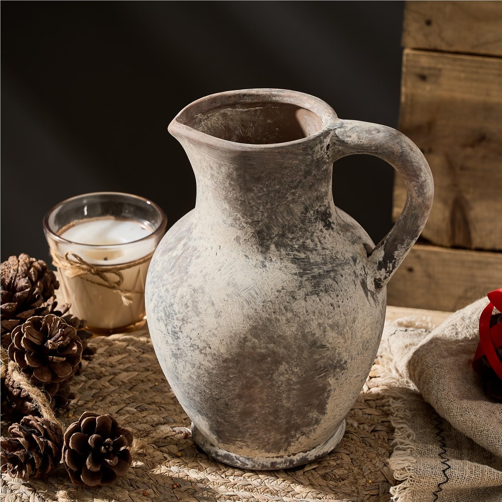 SIDUCAL centrepiece vase enhances table decoration with warm earthy tones.
