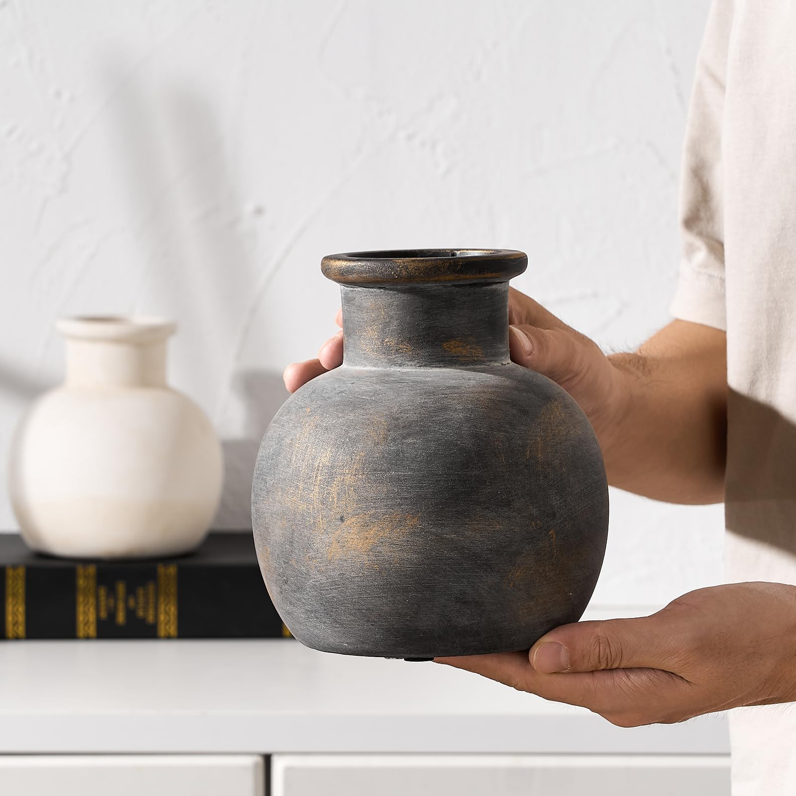 SIDUCAL ceramic vase with watertight design supports fresh flowers on a shelf