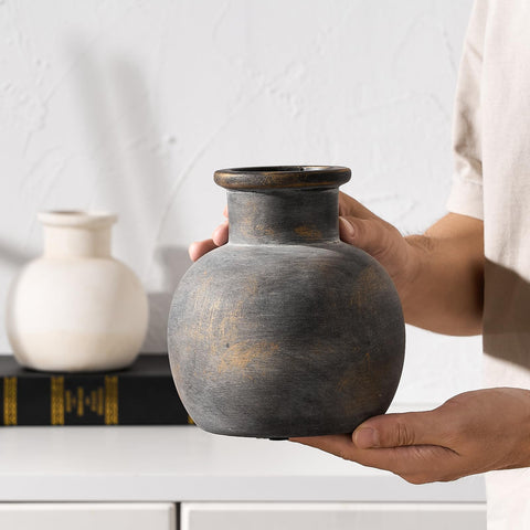 SIDUCAL ceramic vase with watertight design supports fresh flowers on a shelf
