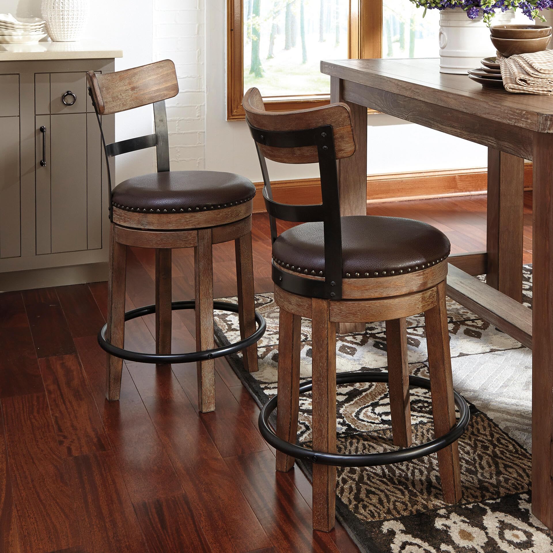 Pinnadel bar stool with wood and metal frame for lasting daily use