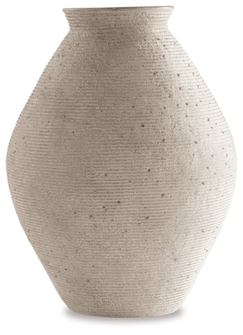 Signature Design by Ashley Hannela vase textured rings highlight artisanal charm, ideal as a centerpiece.