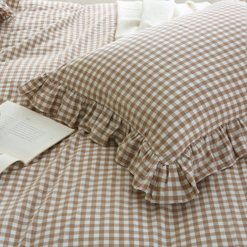 Silnuo queen bedding set styled on a bed to showcase country chic.