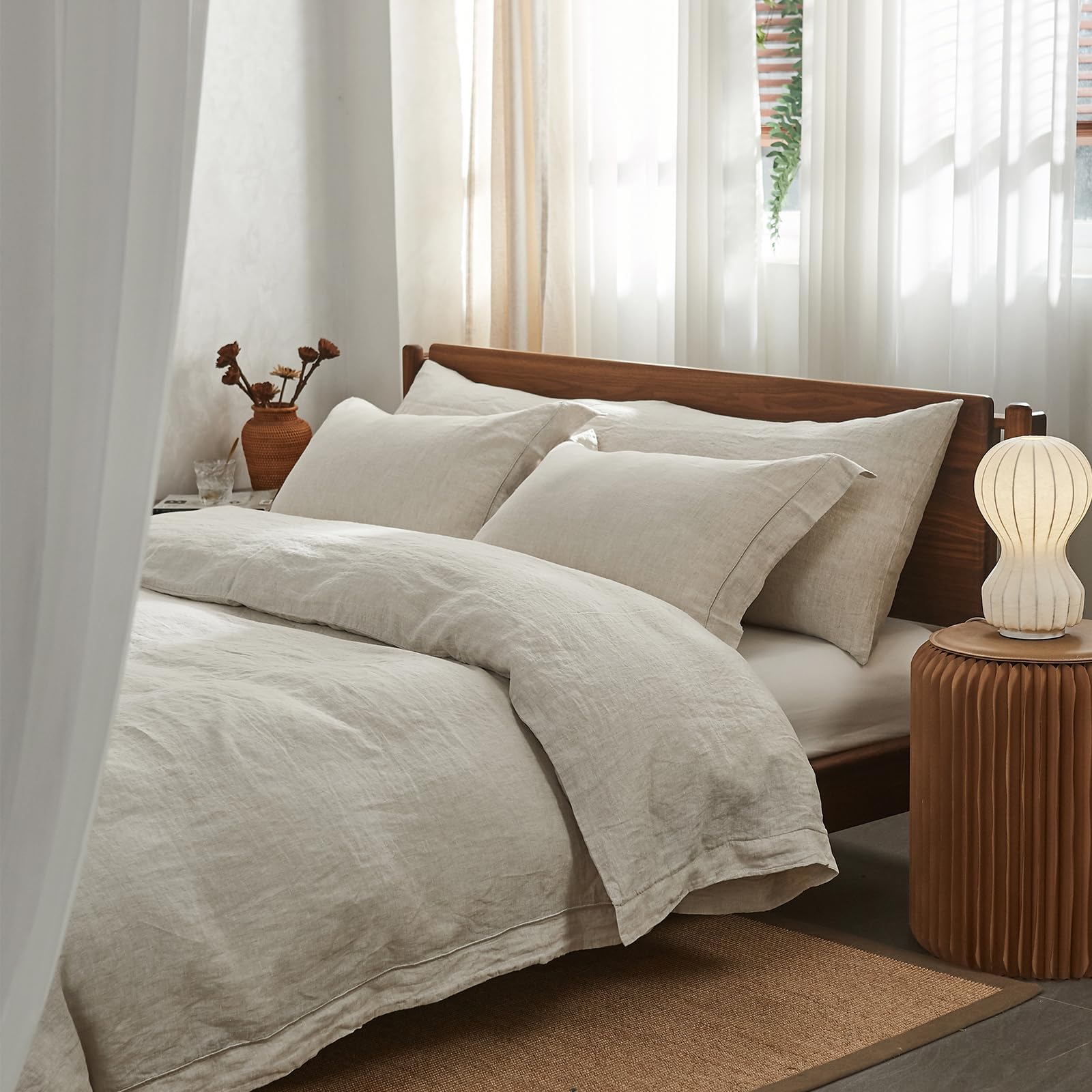 Simple&Opulence king-size bed setup demonstrates versatility.