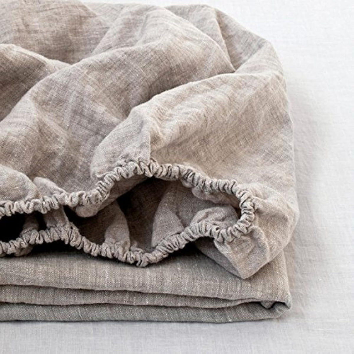 Simple&Opulence queen linen fitted sheet with secure 14-inch deep pocket.