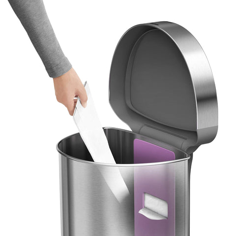 Simplehuman liner rim for easy liner access and neat interior.