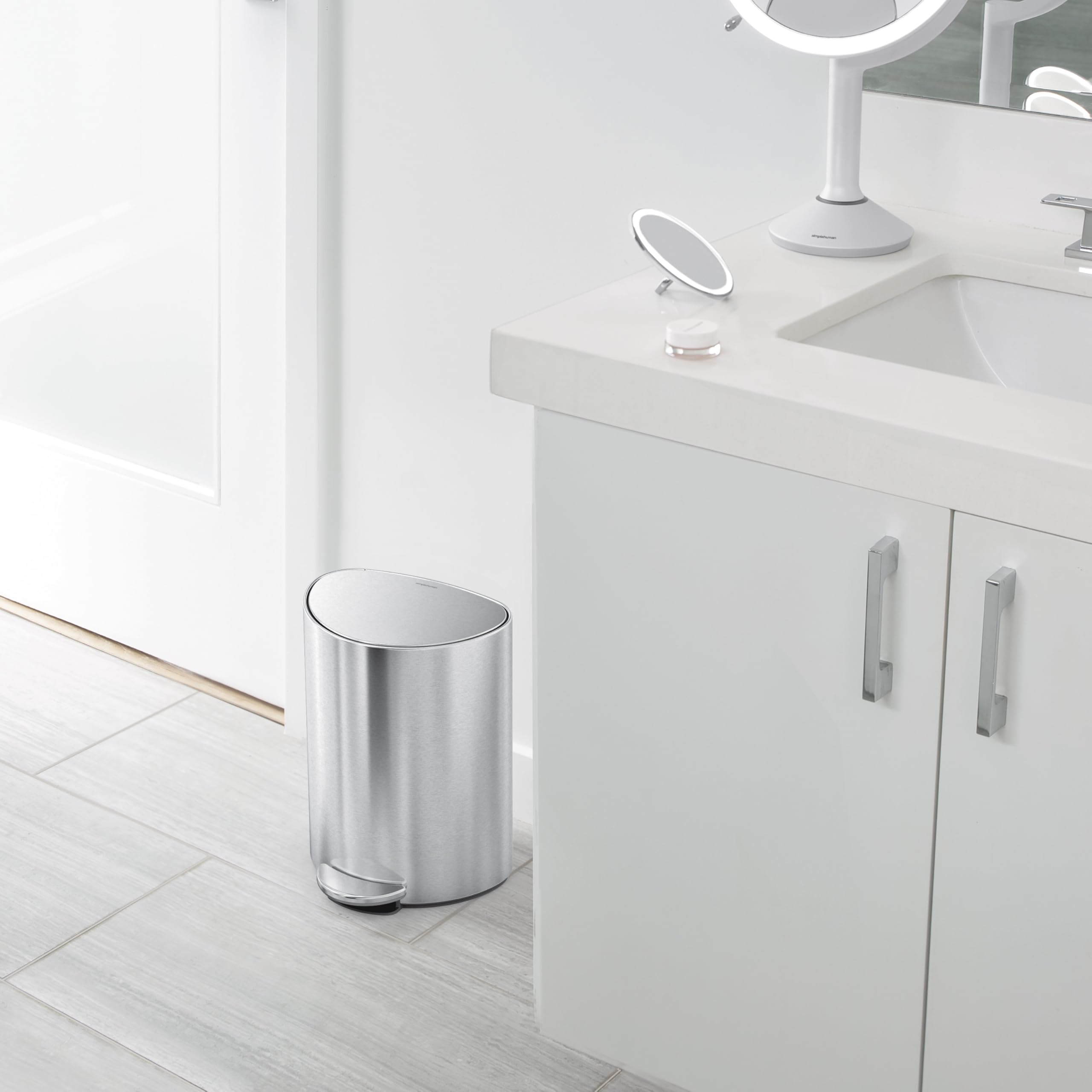 liner pocket dispenses liners one by one for quick changes.