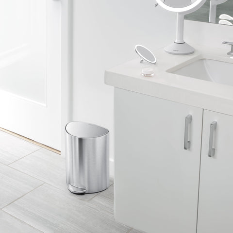 liner pocket dispenses liners one by one for quick changes.