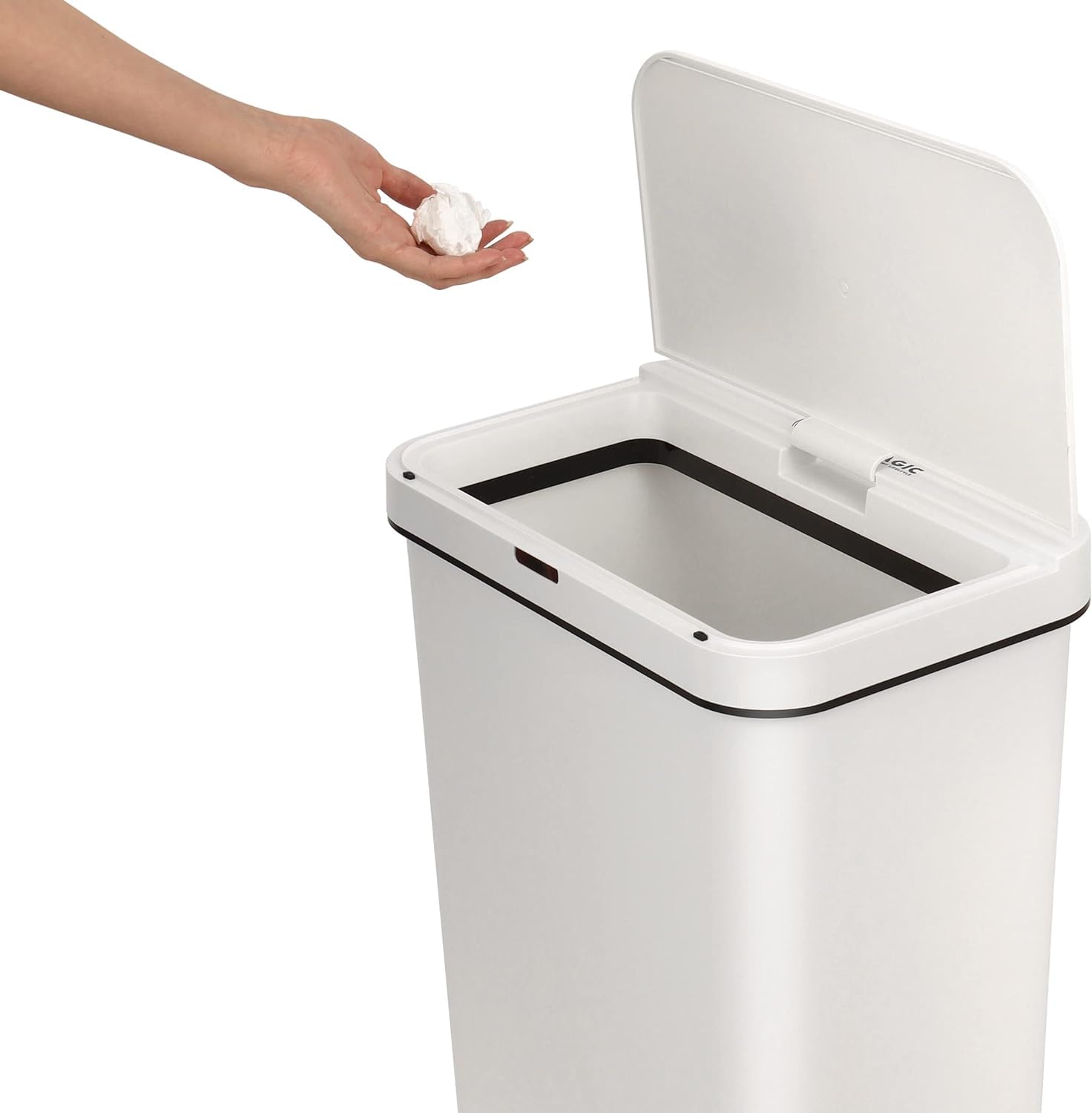 SIMPLI-MAGIC lid closes smoothly after disposal.