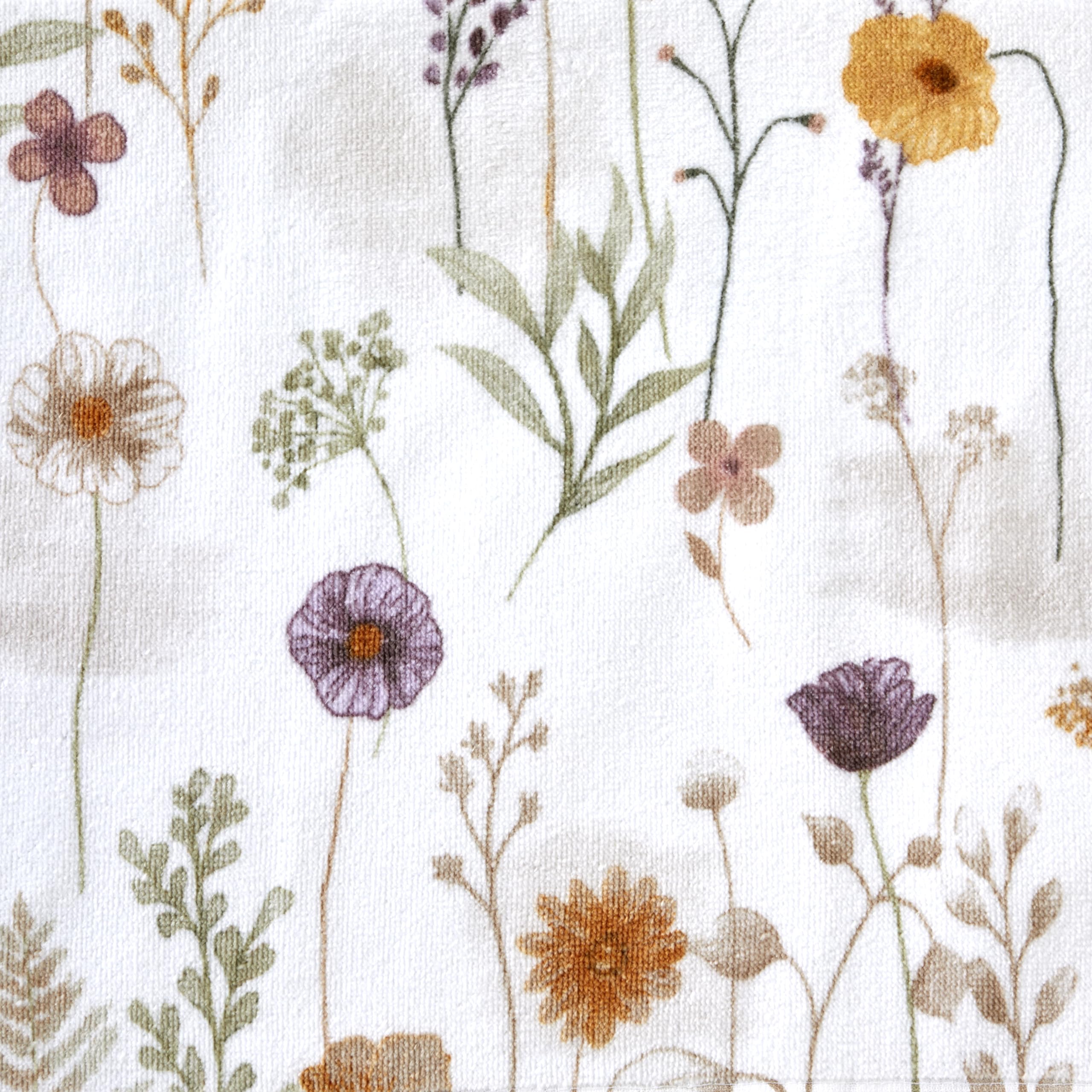 SKL Home Somerset towels showcase a decorative wildflower motif for stylish guest spaces.