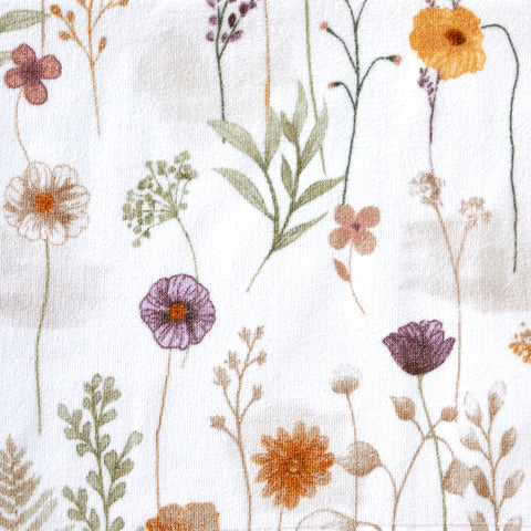SKL Home Somerset towels showcase a decorative wildflower motif for stylish guest spaces.