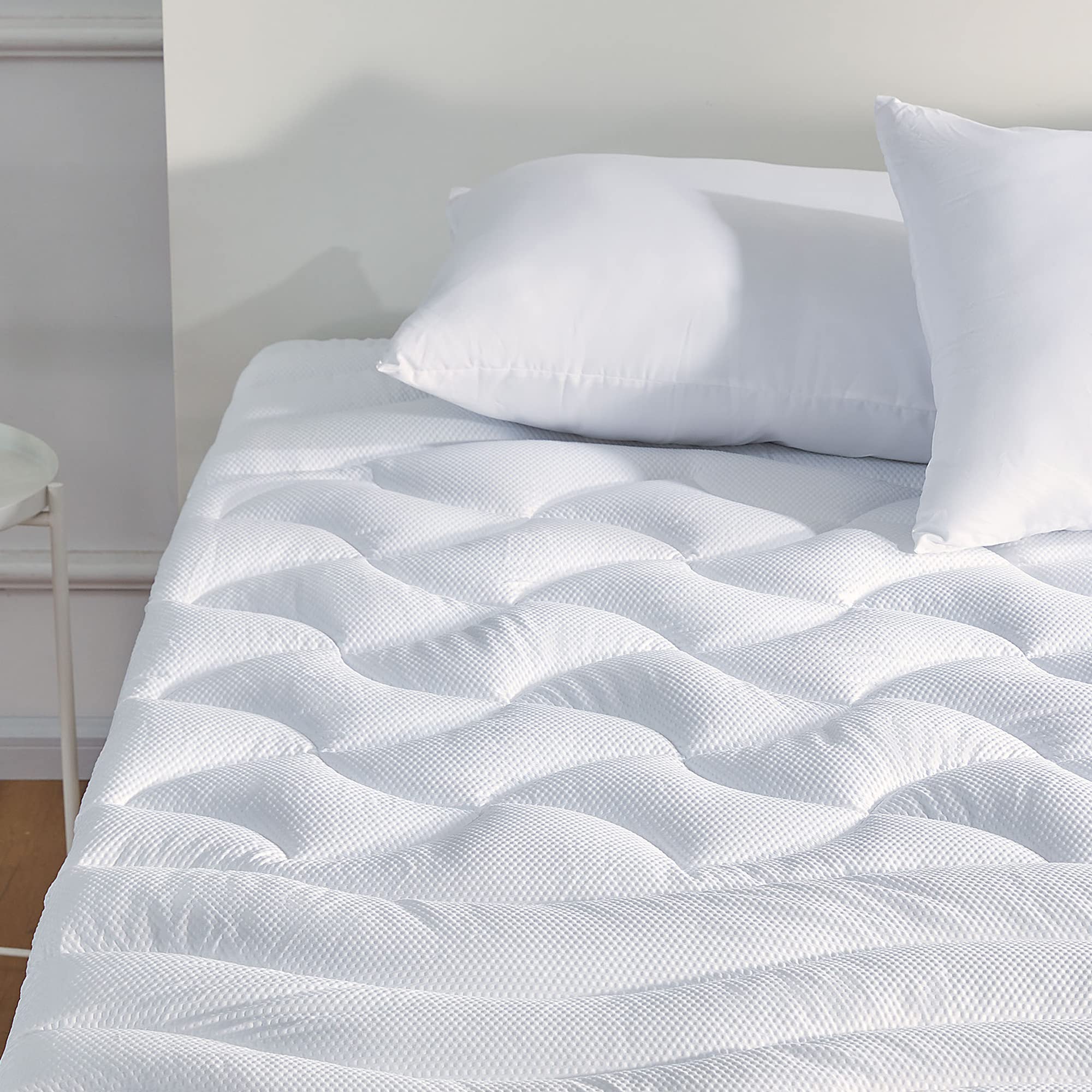 Sleep Zone king-size topper with cooling surface for cooler nights
