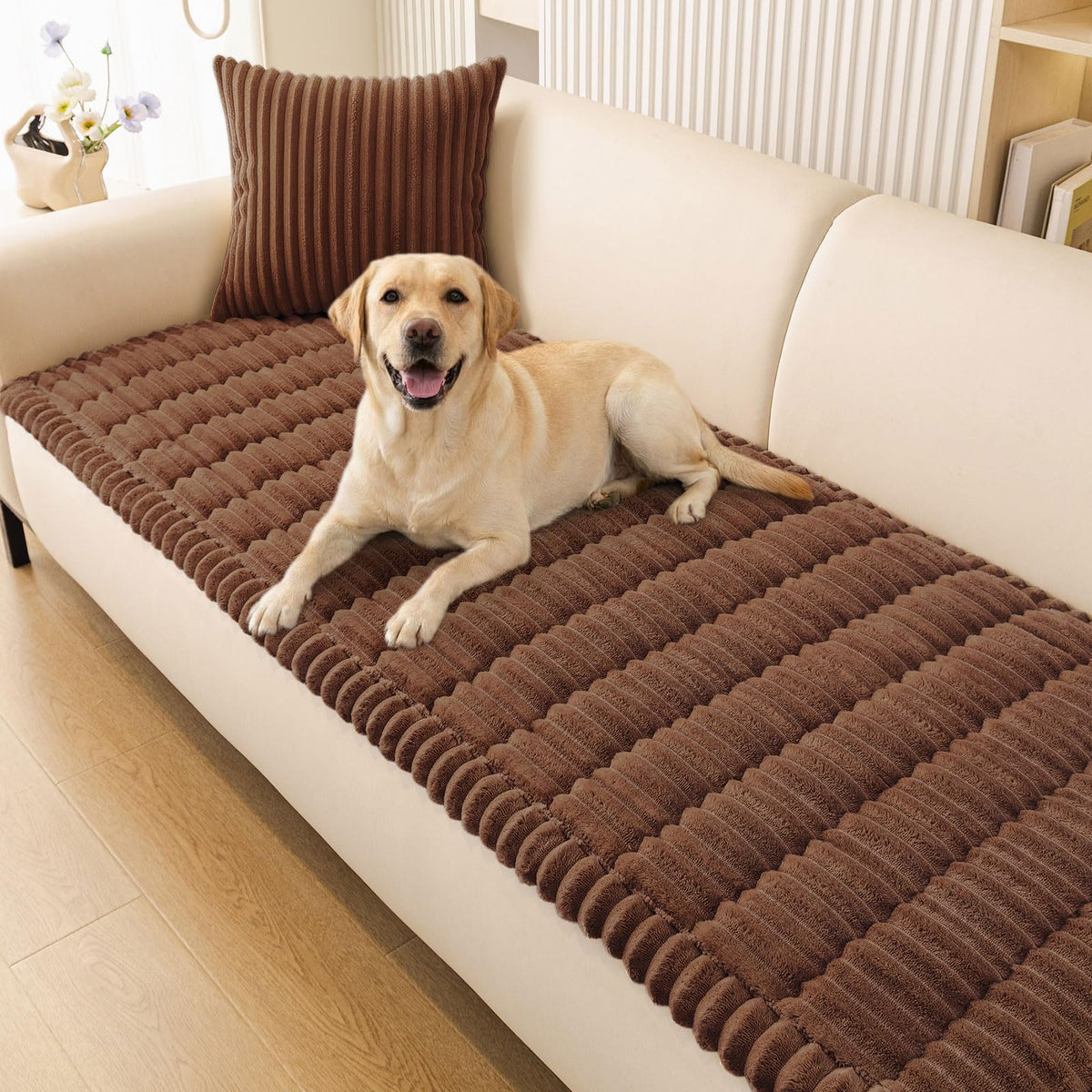Smiry couch cover for dogs: washable design protects furniture from pet messes.